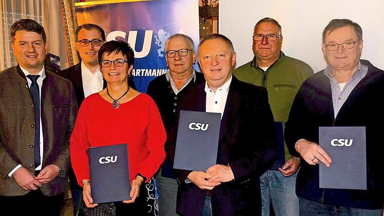 MdL Sandro Kirchner (von links) und Vorsitzender Florian Atzmüller gratulierten Paula Vogler, Karlheinz Vogler, Thomas Bold, Josef Haas und Karl Köhler.  Foto: Gerd Schaar