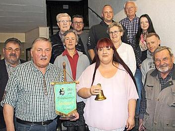 F&uuml;hrungswechsel: Im Beisein der neuen F&uuml;hrungsriege und der scheidenden Vorstandsmitglieder sowie des stellvertretenden Kreisvorsitzenden Reiner Br&uuml;ckner (links, au&szlig;en) &uuml;berreichte scheidender Vorsitzender Wigand Diesel Vereinswimpel und -glocke an die neue Vorsitzende Monja Hofmann. Fotos: Alexandra Kemnitzer