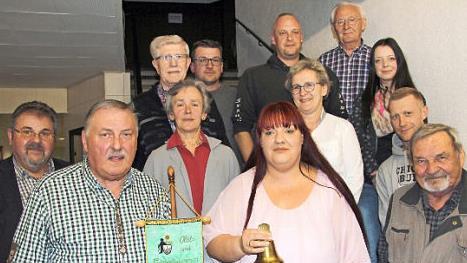 F&uuml;hrungswechsel: Im Beisein der neuen F&uuml;hrungsriege und der scheidenden Vorstandsmitglieder sowie des stellvertretenden Kreisvorsitzenden Reiner Br&uuml;ckner (links, au&szlig;en) &uuml;berreichte scheidender Vorsitzender Wigand Diesel Vereinswimpel und -glocke an die neue Vorsitzende Monja Hofmann. Fotos: Alexandra Kemnitzer