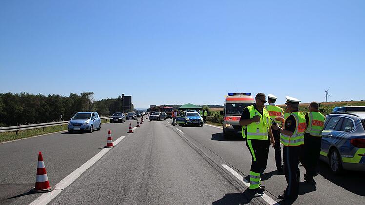 In der Folge eines schweren Unfalls war die A3 am Sonntag &uuml;ber mehrere Stunden voll gesperrt. Foto: News5/O&szlig;wald