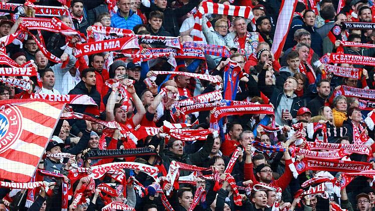 Anfang März standen die Bayern-Fans beim 2:0 gegen den FC Augsburg noch dicht gedrängt in der Südkurve - ein Bild, das es nach Ansicht des Vorsitzenden der oberfränkischen Fanclub-Vereinigung, Frank Müller, dieses Jahr wohl nicht mehr geben wird.  Foto: Imago