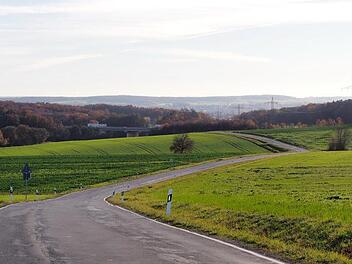 Ein wichtiger Lückenschluss wäre ein Radweg von Amlingstadt nach Hirschaid (Hier ein Abschnitt der Kreisstraße BA 25).Foto. Andrea Spörlein