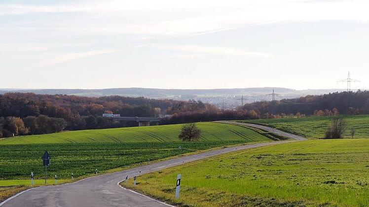 Ein wichtiger Lückenschluss wäre ein Radweg von Amlingstadt nach Hirschaid (Hier ein Abschnitt der Kreisstraße BA 25).Foto. Andrea Spörlein