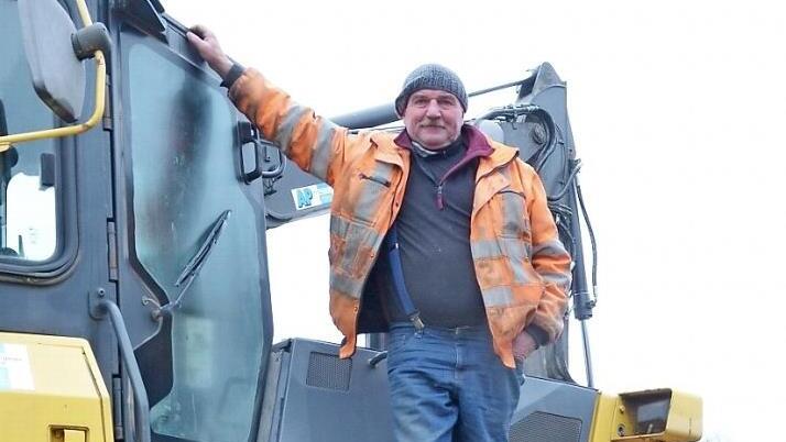 Jürgen Franz legte mit seiner Raupe 14 US-Panzerminen frei. Foto: Rainer Lutz
