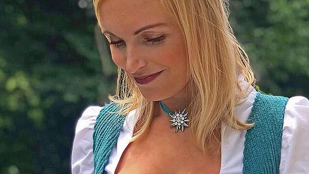 Bayreuth: Laufsteg auf dem Volksfest - Teilnehmenden Models bl&uuml;hen "attraktive Preise"