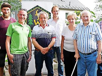 Bei sch&ouml;nstem Sommerwetter ehrten Obmann Daniel Brehm (Vierter von rechts), B&uuml;rgermeister Jens Korn (links) sowie Bj&ouml;rn Stumpf vom Hauptverein (Dritter von links) Dirk Gerner, Manfred Stumpf, Maricka Gerner, Josef Wiedel und Harald Fischer (von li...