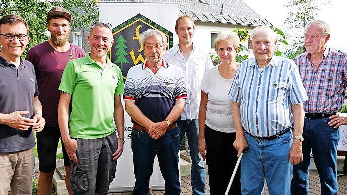 Bei sch&ouml;nstem Sommerwetter ehrten Obmann Daniel Brehm (Vierter von rechts), B&uuml;rgermeister Jens Korn (links) sowie Bj&ouml;rn Stumpf vom Hauptverein (Dritter von links) Dirk Gerner, Manfred Stumpf, Maricka Gerner, Josef Wiedel und Harald Fischer (von li...