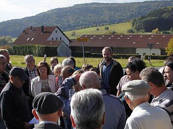 Die Gegner der geplanten Biogas-Anlage auf dem Aussiedlerhof im Hintergrund haben sich gestern in Niedermirsberg getroffen. Sie wollen das Öko-Kraftwerk  im Mühlbachtal unbedingt verhindern.   Foto: Nikolas Pelke