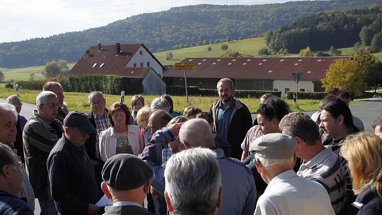 Die Gegner der geplanten Biogas-Anlage auf dem Aussiedlerhof im Hintergrund haben sich gestern in Niedermirsberg getroffen. Sie wollen das Öko-Kraftwerk  im Mühlbachtal unbedingt verhindern.   Foto: Nikolas Pelke