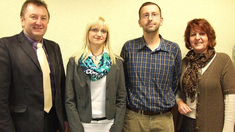 Bürgermeister Udo Baumann (links) und die geschäftsführende Beamtin der Stadt Bischofsheim Ulla Schröder (rechts) stellen Franziska Horschel und Maximilian Lange vor, die in den nächsten zwei Jahren für den mittleren nichttechnischer Beamtendienst ausgebildet werden. Fotos: Eckert