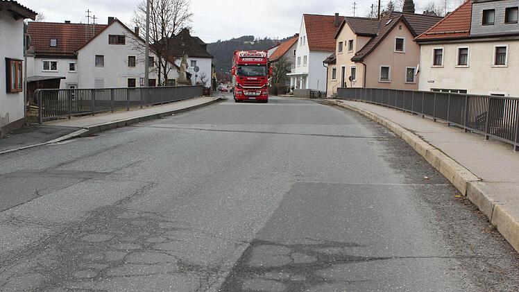Doch schon der Straßenbelag lässt nichts Gutes erahnen.