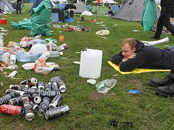 Alexandré döst noch vor sich hin. Schönen Ausblick hat er dabei nicht, aber einen üblichen bei dem Fest. Gleich wird er beim Aufräumen helfen. Fotos: Markus Häggberg