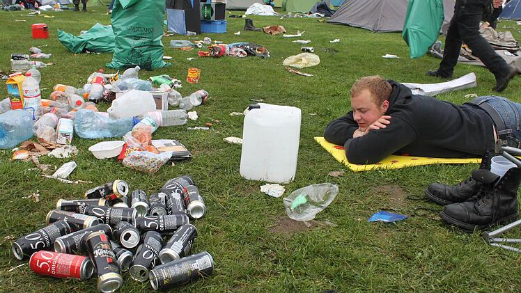 Alexandré döst noch vor sich hin. Schönen Ausblick hat er dabei nicht, aber einen üblichen bei dem Fest. Gleich wird er beim Aufräumen helfen. Fotos: Markus Häggberg