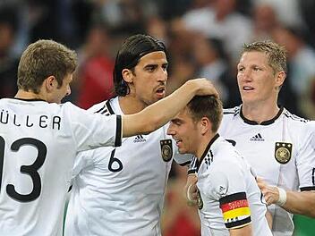 Das wollen die deutschen Fußballfans in den kommenden Wochen möglichst oft sehen: Torjubel ihrer Nationalspieler, wie hier Thomas Müller, Sami Khedira, Kapitän Philipp Lahm und Bastian Schweinsteiger. Foto: Archiv/dpa