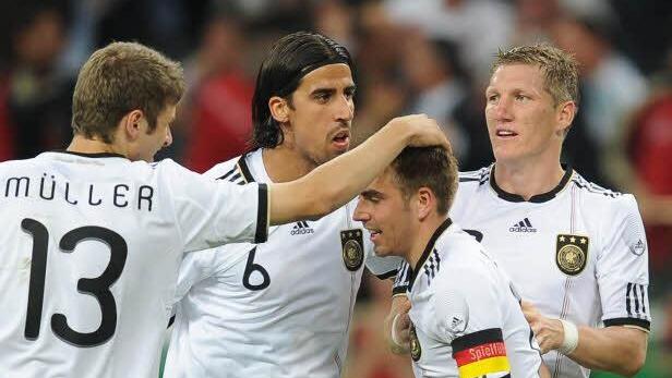 Das wollen die deutschen Fußballfans in den kommenden Wochen möglichst oft sehen: Torjubel ihrer Nationalspieler, wie hier Thomas Müller, Sami Khedira, Kapitän Philipp Lahm und Bastian Schweinsteiger. Foto: Archiv/dpa
