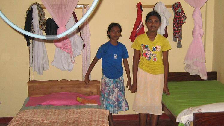 Die Ausstattung des Kinderheimes ist bunt zusammengewürfelt. Doch die Kinder sind froh, dass sie wieder Betten haben. Nach dem Tsunami hat die Sri Lanka Direkthilfe erst einmal Matratzen besorgt.