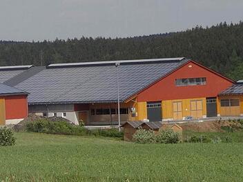 Effelter gilt als ein Musterbeispiel für den gelungenen Einstieg in die Energiewende. Auch auf dem Hof der Familie Appel (im Bild) setzt man auf erneuerbare Energien, zum Beispiel durch Solarzellen auf den Dächern und eine Biogasanlage.  Foto: Archiv/Appel