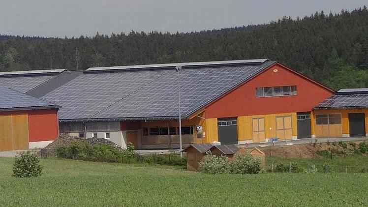 Effelter gilt als ein Musterbeispiel für den gelungenen Einstieg in die Energiewende. Auch auf dem Hof der Familie Appel (im Bild) setzt man auf erneuerbare Energien, zum Beispiel durch Solarzellen auf den Dächern und eine Biogasanlage.  Foto: Archiv/Appel