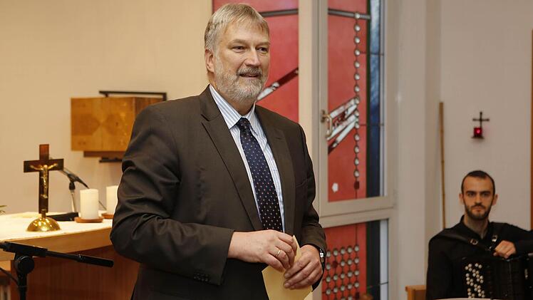 Stephan Kolck, Vorstandsvorsitzender der Haßberg-Kliniken, dankte für den schnellen Umbau.Foto: Matthias Hoch