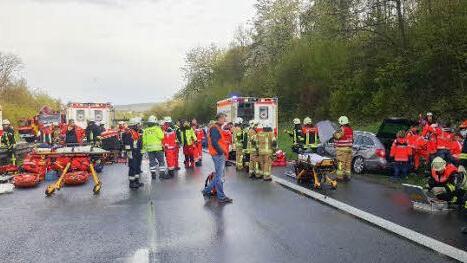 Während der Erstversorgung der Verletzten mussten die Helfer warten. Dutzende Rettungsfahrzeuge und 125 Feuerwehrleute waren vor Ort.