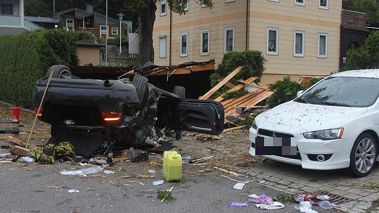 Bei einem schweren Verkehrsunfall in Tettau ist der Fahrer eines Wagens ums Leben gekommen, eine weitere Person wurde schwer verletzt. Foto: Veronika Schadeck
