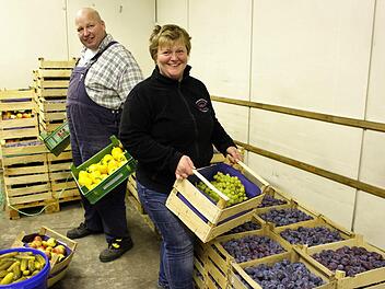Ulrike und Jürgen Krafft bieten ein großes Sortiment an frischen und selbst konservierten Produkten an.Evi Seeger