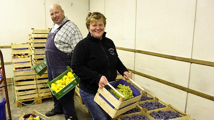 Ulrike und Jürgen Krafft bieten ein großes Sortiment an frischen und selbst konservierten Produkten an.Evi Seeger