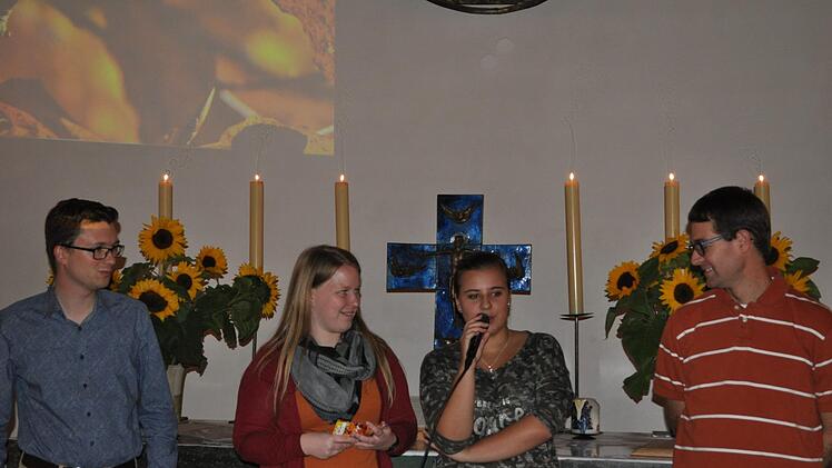 Um Veränderungen ging es beim Jugendgottesdienst "Colour and Faith" am Freitag in der Christuskirche Ebern. Dazu hatte nicht nur Jeremy Vernon (rechts), der an diesem Abend als CVJM-Jugendsekretär eingeführt wurde, etwas zu sagen. Im Interview mit Moderatorin Sabrina Baier (Zweite von links) berichteten Kevin Schmidt (Rechtsreferendar) und Sabrina Oehm (Bäckereifachverkäuferin) von ihren Erfahrungen beim Start ins Berufsleben.