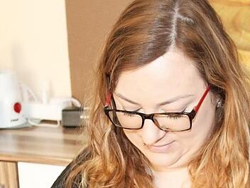 Sanja Gagel bei der Hautpflege Foto: Carmen Schwind