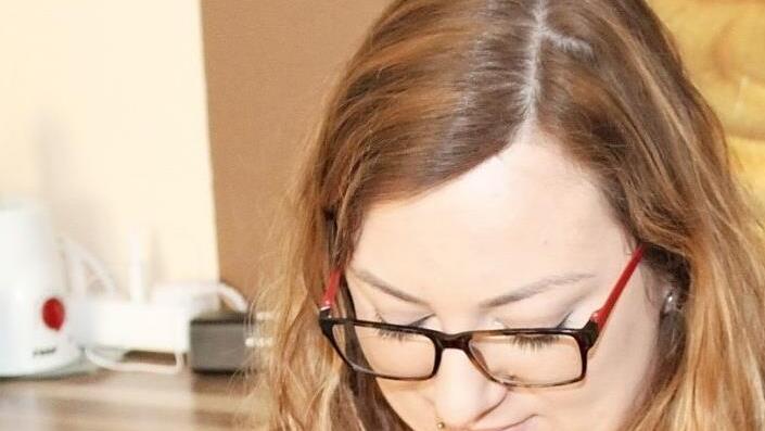 Sanja Gagel bei der Hautpflege Foto: Carmen Schwind