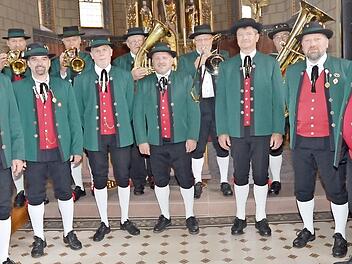 Die Akteure (von links): Alexander Fröba (Leiter der Gesangsgruppe seit 2016), Jürgen Beez (Trompete, Leiter der Bläsergruppe seit 2010), Steffen Rubel, Frank Hergenröther (Trompete), Rainer Daum, Karl-Heinz Pollan (Bariton), Robert Maurer, Walter Fleischmann (Posaune), Edgar Baumann, Dietmar Renk (Tuba), Norbert Fleischmann und Stefan Wachter. Nicht im Bild Michael Lutz (musikalische Begleitung, Orgel und Akkordeon), Christian Hofmann, Florian Bischoff, Christian Völk und Michael Jaros  Foto...