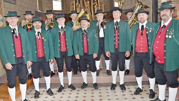 Die Akteure (von links): Alexander Fröba (Leiter der Gesangsgruppe seit 2016), Jürgen Beez (Trompete, Leiter der Bläsergruppe seit 2010), Steffen Rubel, Frank Hergenröther (Trompete), Rainer Daum, Karl-Heinz Pollan (Bariton), Robert Maurer, Walter Fleischmann (Posaune), Edgar Baumann, Dietmar Renk (Tuba), Norbert Fleischmann und Stefan Wachter. Nicht im Bild Michael Lutz (musikalische Begleitung, Orgel und Akkordeon), Christian Hofmann, Florian Bischoff, Christian Völk und Michael Jaros  Foto...