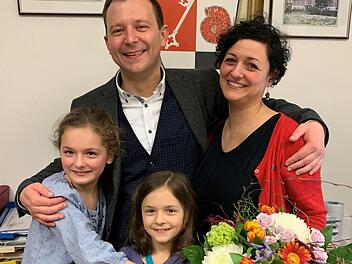Für die Familie ein Grund zum Feiern. Papa Marco ist jetzt Bürgermeister.  Foto: privat