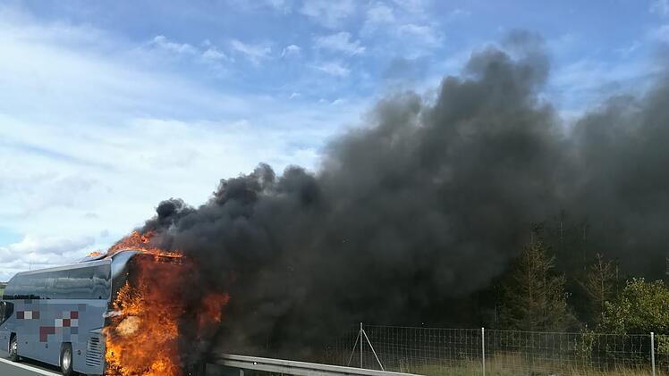 Bus brennt aus: 40 Leute können sich vor den Flammen retten