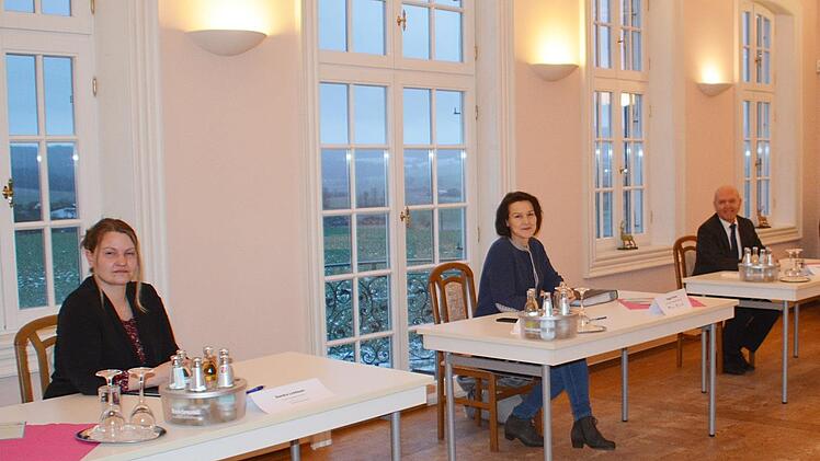 Im Jagdschloss Fasanerie der Gemeinde Rhönblick, Ortsteil Hermannsfeld, hatten Landrätin Peggy Greiser und Thomas Habermann zum Pressegespräch eingeladen. Mit dabei (links) Sandra Lindauer von der Thüringer Landgesellschaft mbH. Foto: Hanns Friedrich