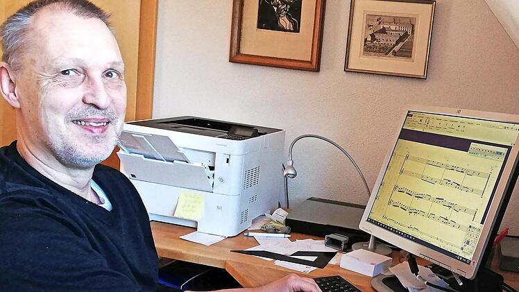 Am Computer erstellt Martin Jira die neuen Partituren historischer Notenliteratur.
