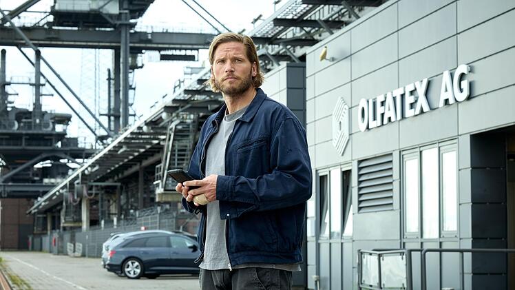 Eric Seeler (Sebastian Str&ouml;bel) h&ouml;rt sich in einer gro&szlig;en Firma am Hafen um. Schafft er es, seinen Sch&uuml;tzling unter Mordverdacht zu entlasten?