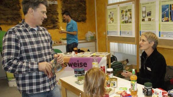 Bewusste und gesunde Ernährung war ein großes Themenfeld beim "Tag der offenen Tür" im Umweltbildungszentrum. Dabei wurde unter anderem aufgezeigt, welche  Lebensmittel aus dem Regenwald stammen - und wie abhängig die Menschen vom Regenwald sind.