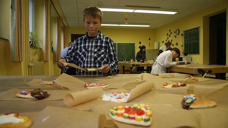 Eine nette Idee: Die Eltern hatten Herz-Rohlinge gebacken - und die Kinder konnten sie zum Wiesenfest verzieren.