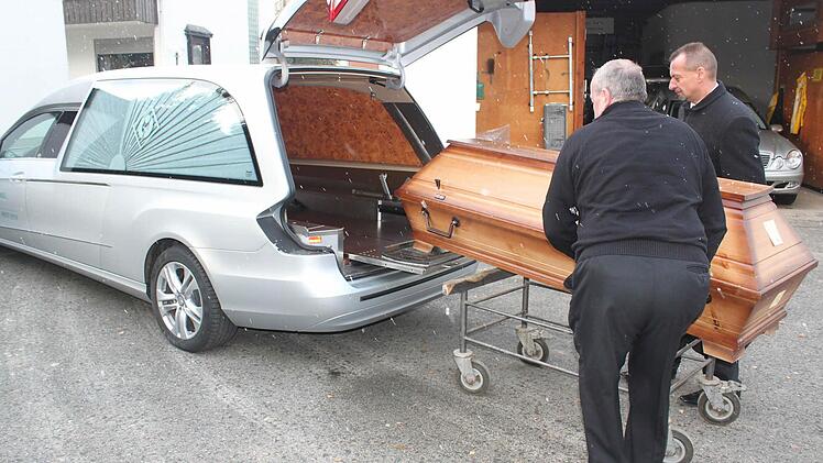 Erich Baier beim Alltäglichen: er überführt einen Leichnam zum Krematorium nach Coburg. Fotos: M;artkus Häggberg