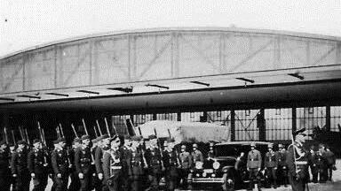 Trauerparade in Giebelstadt vor der Flugzeughalle