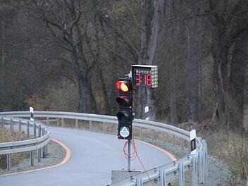 Ampel mit Minutenanzeige: So schont das Staatliche Bauamt Bayreuth beim Neubau der Melkendorfer Umgehung die Nerven der Autofahrer. Foto: Stephan Tiroch