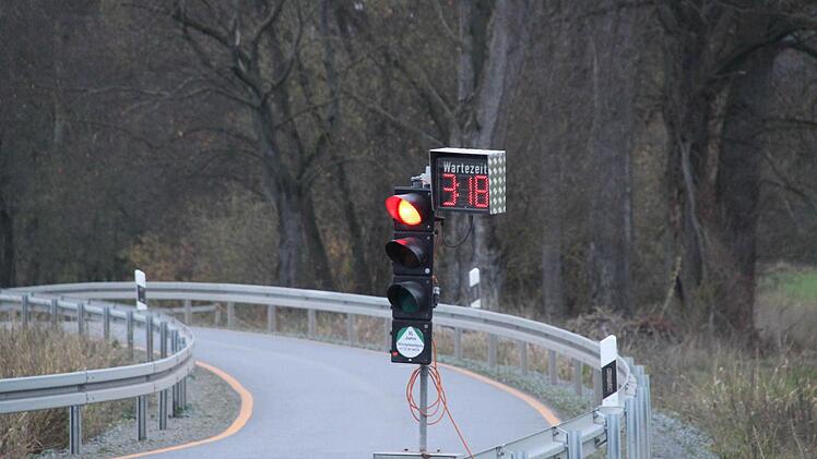 Ampel mit Minutenanzeige: So schont das Staatliche Bauamt Bayreuth beim Neubau der Melkendorfer Umgehung die Nerven der Autofahrer. Foto: Stephan Tiroch