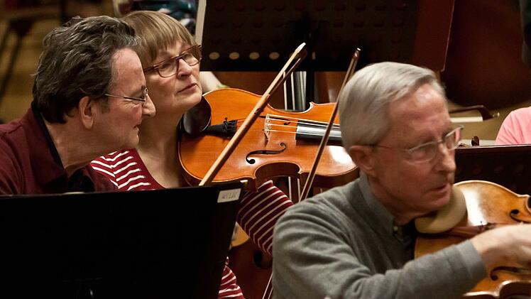 Unter Leitung von Hans Stähli probt das Orchester der "Musikfreunde Neustadt".Foto: Jochen Berger