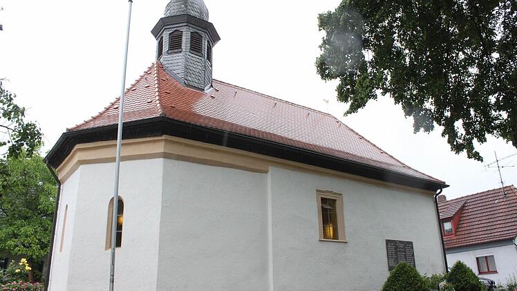 Die Kapelle am Lindenplatz in Unterwallenstadt wurde außen und innen saniert. Foto: R. Popp