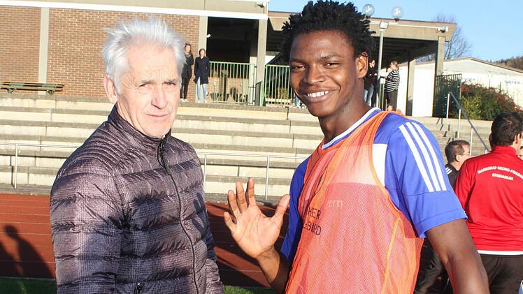 "Wir geben unser Bestes", verspricht der afrikanische Spieler seinem Deutschlehrer Hans-Werner Fischer. Und Fischer ist nicht bange, dass seine Schützlinge eine gute Figur machen. Denn einige spielen auf einem Niveau, das weit über die Kreisliga hinaus geht. In Westafrika ist Fußball Sport Nummer eins, hat einen noch höheren Stellenwert als in Deutschland