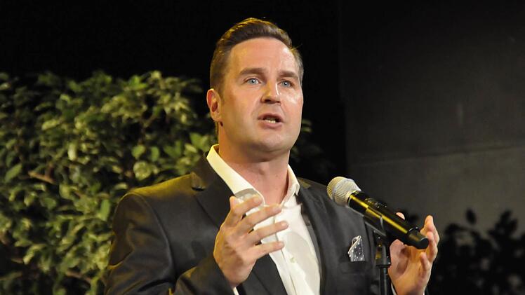 Carsten Süss ist nicht nur ein hervorragender Tenor, sondern auch ein spitzfindiger Moderator, der exzellent durchs Programm führen kann.  Foto: Peter Klopf