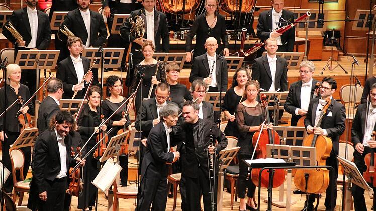 Kent Nagano und Jörg Widmann nach Carl Maria von Webers 1. Klarinettenkonzert. Foto: Ralf Ruppert