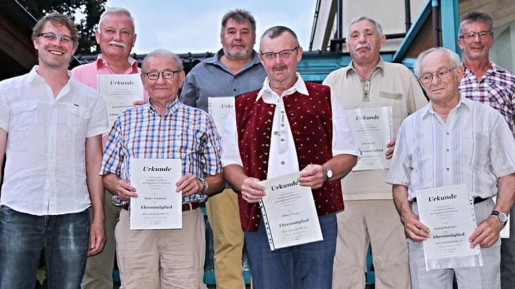 Gleich sieben neue Ehrenmitglieder ernannte Vorsitzender Michael Schmitz (links) nämlich zu Ehrenmitgliedern. Außerdem sind auf dem Foto (von links) Roland Holzheid, Walter Lehmann, Erwin Dohles, Otmar Fischer, Rudi Kempf, Rudolf Hufnagel und Helmut Gütlein. Foto: Helmut Will