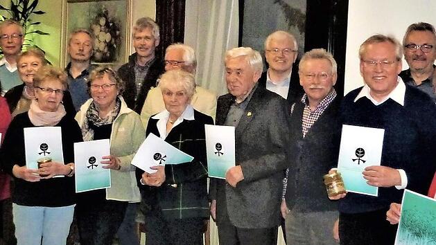 Die Ehrung langj&auml;hriger Mitglieder stand im Mittelpunkt der Hauptversammlung des F&ouml;rderkreises. Mit im Bild 2. B&uuml;rgermeister Harald Peetz (links) und Vorsitzende Inge Tischer (Dritte von rechts) Foto: Werner Rei&szlig;aus